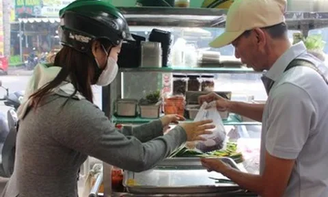 Khách xếp hàng chờ mua, xe xôi 7 màu ở TPHCM hết veo sau 3 giờ mở bán