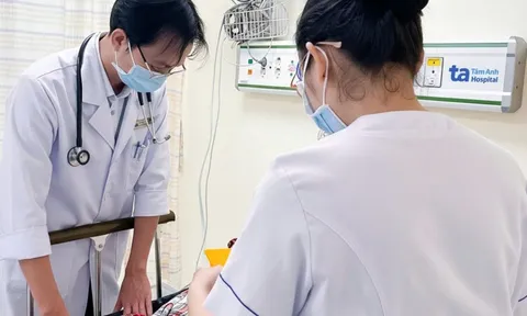 Công an làm việc với tiệm bánh mì cóc Cô Bích