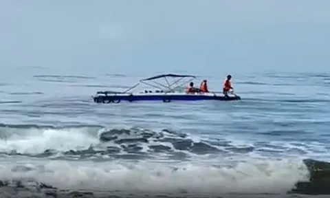 Nam du khách 44 tuổi bị sóng cuốn mất tích khi tắm biển