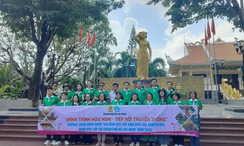 Sinh viên Lào, Campuchia cùng gia đình Việt dâng hương tưởng niệm các Anh hùng liệt sĩ