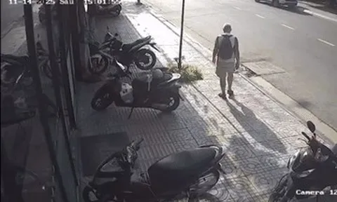 Ô tô leo vỉa hè tông loạt xe máy, hất tung người đàn ông đi bộ ở TPHCM