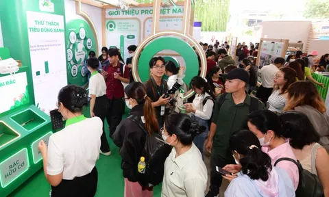 Xếp hàng thử thách phân loại rác, làm trắc nghiệm xanh