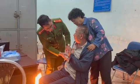 Khoảnh khắc vỡ oà khách Trung Quốc đi lạc gặp lại vợ tại Sa Pa