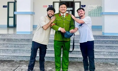 Cuộc gặp tình cờ giúp du khách nước ngoài tìm lại túi tiền rơi tại Việt Nam