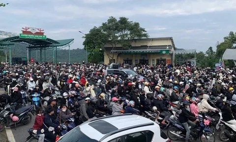 Tắc dài dòng khách xếp hàng mua vé vào Vườn Quốc gia Ba Vì