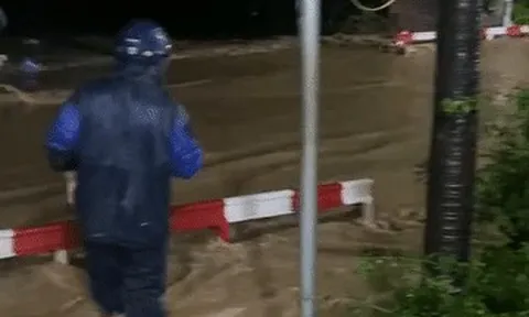 Mưa xối xả gây ngập đường sắt ở Khánh Hòa, nhiều tàu phải tạm dừng chạy