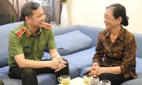 Công an TP HCM thăm nhà giáo tiêu biểu