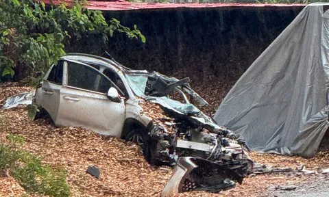 Lâm Đồng: Xe container lật đè trúng xe con, 5 người bị thương