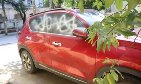 3 người dừng xe trong ngõ đi uống cà phê, 3 ô tô bị xịt sơn đầy kính