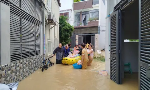 CLIP: Tiếp tục di dời khẩn cấp người dân còn ngập nặng ở Khánh Hòa