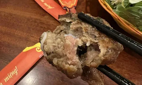 Ăn suất bún chả Hà Nội 70.000 đồng, khách bức xúc vì thịt còn sống nguyên