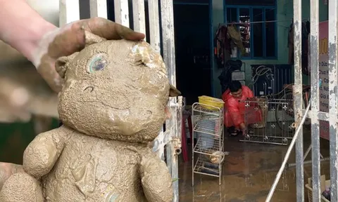 Dưới lớp bùn sau trận mưa lũ lịch sử tại Khánh Hoà