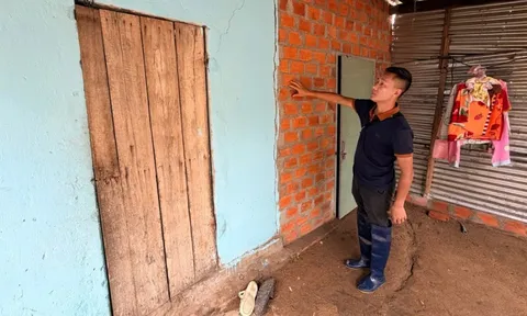 Sau tiếng nổ lạ trong cơn lũ, nhiều nhà dân và trụ sở 1 xã ở Gia Lai xuất hiện vết nứt bất thường