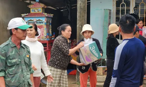 Nhà chưa ráo nước, người dân "rốn lũ" Huế rủ nhau hỗ trợ đồng bào Nam Trung bộ