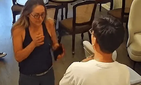 Khách Tây chắp tay lạy chủ quán Hà Nội vì 'món ăn ngon nhất cuộc đời'