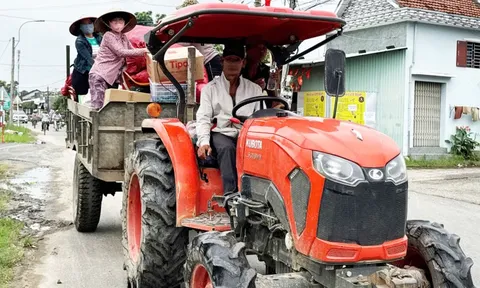 Biệt đội tiếp tế máy cày ở 'rốn lũ' Hòa Thịnh của ông Tiên và 10 phụ nữ