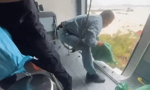 Clip trực thăng tiếp cận ngôi làng bị cô lập, thả hàng cứu trợ