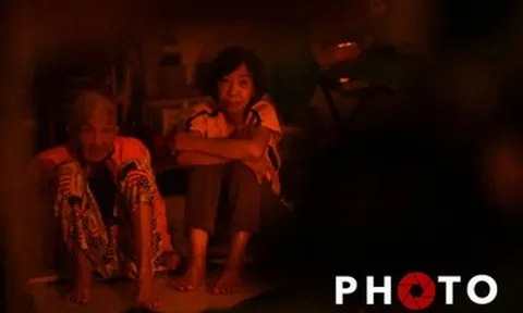 Đêm ám ảnh của gia đình 6 người ở Tây Nha Trang: 'Chỉ sợ trượt tay là mẹ chìm xuống'