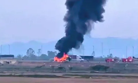 Xe giường nằm bốc cháy dữ dội trên cao tốc Bắc - Nam