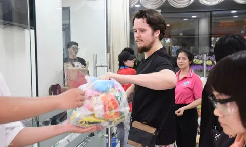 Người nước ngoài xắn tay áo, cùng đồng bào TP.HCM gửi yêu thương về miền Trung
