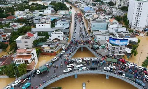 Mưa lũ đồng loạt phá kỷ lục ở miền Trung: Điều gì đang xảy ra?