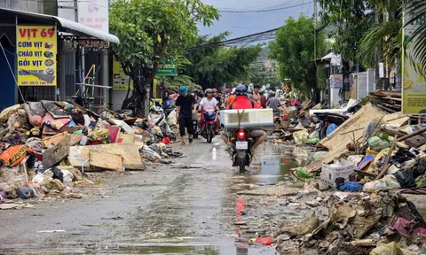 Người dân Nha Trang tất bật dọn "núi" rác thải sau lũ lịch sử
