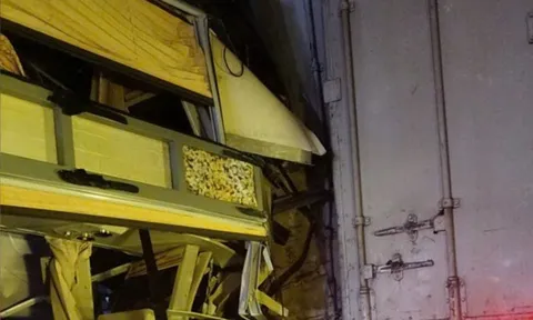 Xe khách dính chặt đuôi xe đầu kéo trên đường cao tốc Vĩnh Hảo – Phan Thiết