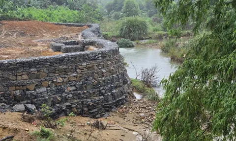 Xây kè đá lấn suối, đe dọa gây sạt lở