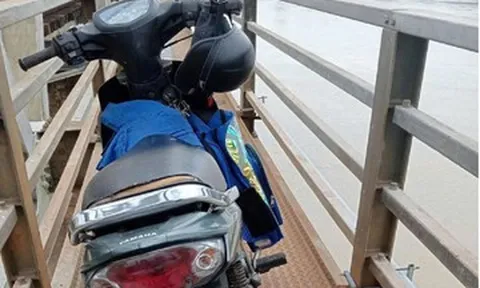 Để lại ba lô học sinh và xe máy trên cầu, người đàn ông cùng 2 cháu nhỏ rơi sông
