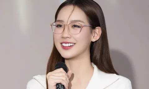 Hoa hậu Việt cao 1,86m nói tiếng Anh "như gió" gây chú ý ở diễn đàn kinh tế