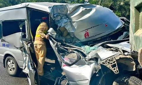 Xe khách bị xé toạc sườn sau cú tông liên hoàn ở Hà Nội, người phụ nữ mắc kẹt