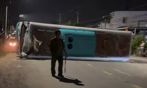 Xe chở công nhân bất ngờ lật ngang, hơn 10 người nhập viện