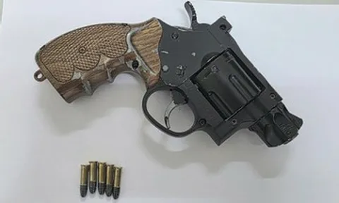 Người đàn ông bắn súng chỉ thiên tại đám cưới của chú rể 30 tuổi