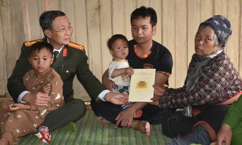 Lãnh đạo Công an Đà Nẵng thăm gia đình đôi vợ chồng mất tích hơn nửa tháng