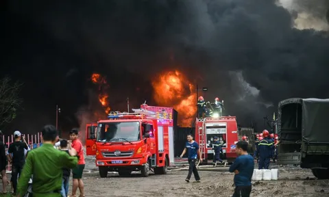 Cháy lớn tại Đà Nẵng, cột khói cuồn cuộn sau Bệnh viện Hòa Vang