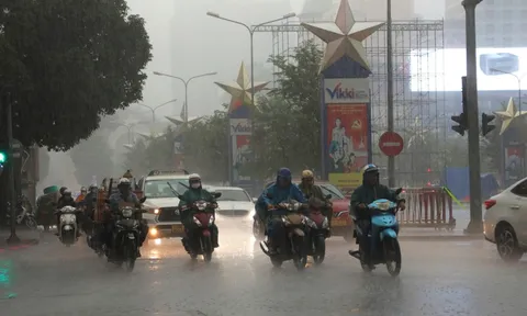 TPHCM mưa lớn kéo dài, bầu trời mù mịt tối