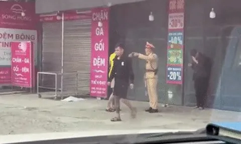 Cán bộ CSGT ngăn chặn 2 kẻ xăm trổ hành hung nam thanh niên giữa đường