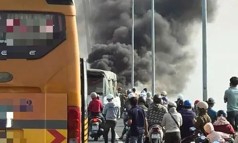 Ô tô cháy ngùn ngụt trên cầu Rạch Miễu, tài xế vội mở cửa thoát thân