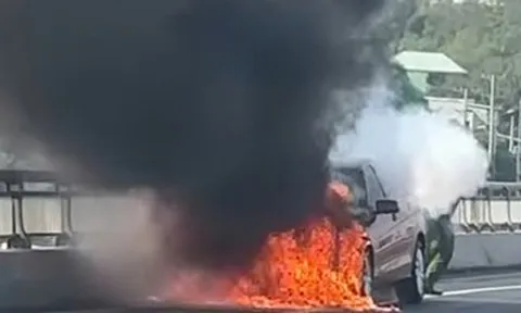 Ô tô Mercedes đang chạy bỗng cháy ngùn ngụt trên cầu Rạch Miễu