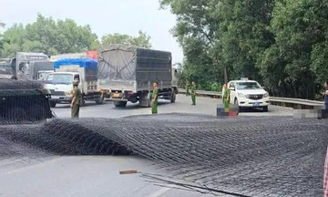 Thép rơi tứ tung trên cầu nối Đồng Nai - TPHCM, hai người nhập viện