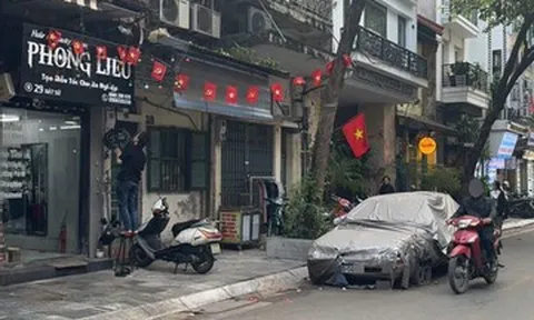 Hà Nội: Ô tô bị 'bỏ quên' nhiều năm trên phố Bát Sứ được cẩu kéo đi nơi khác