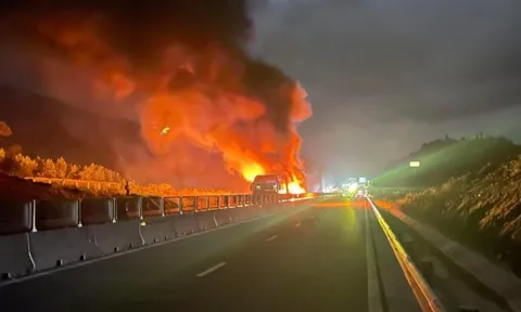 Clip 3 ô tô lao vào nhau rồi cùng bốc cháy ngùn ngụt trên đường cao tốc Vân Phong – Nha Trang