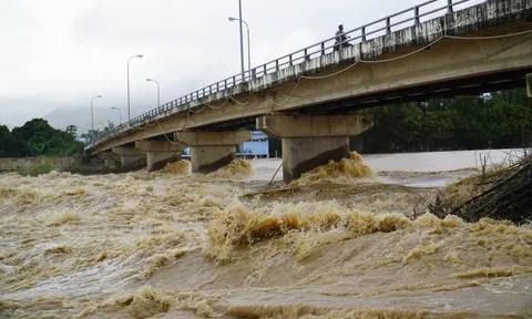 CLIP: Nước sông Cái Nha Trang đổ về ào ào