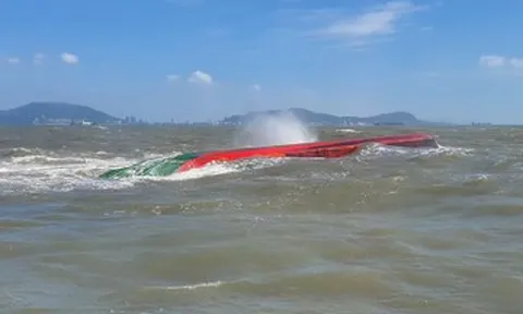 Sà lan chở 3 người bất ngờ chết máy, lật úp ở biển Vũng Tàu