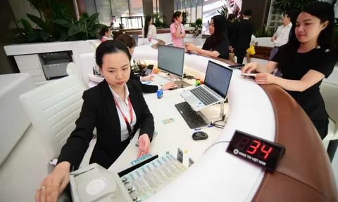 Các ngân hàng thu bộn tiền ra sao từ phí dịch vụ?