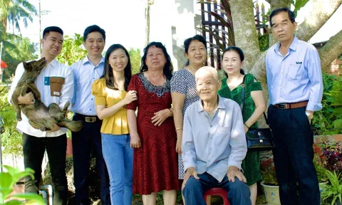 Chiếc ghế trống giữa mùa xuân