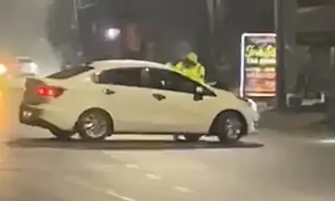 VIDEO: Tài xế ô tô tăng ga hất văng CSGT lên nắp capo bỏ chạy