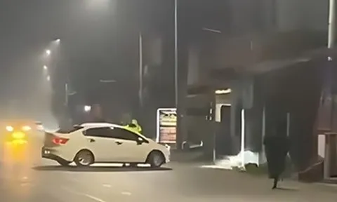 Nam tài xế vi phạm nồng độ cồn, còn liều lĩnh lao thẳng vào CSGT