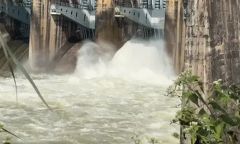 Người dân chui rào livestream cảnh thủy điện lớn miền Nam xả lũ