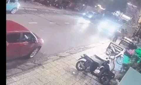 Ô tô 5 chỗ ở Quảng Trị bất ngờ lao lên vỉa hè đâm trúng nhóm người